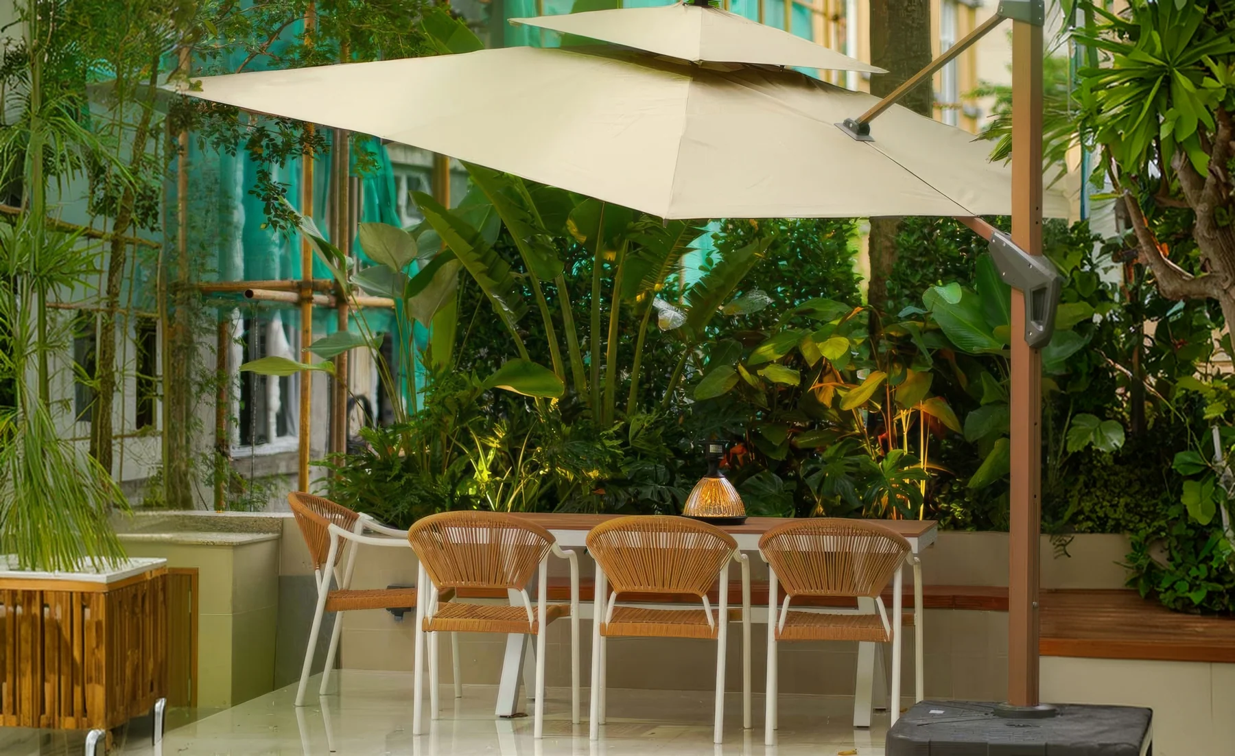 The long-table terrace