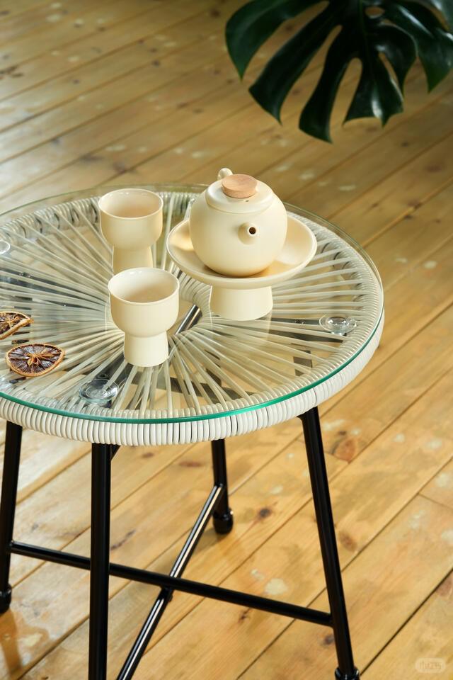 Tempered glass table top detail