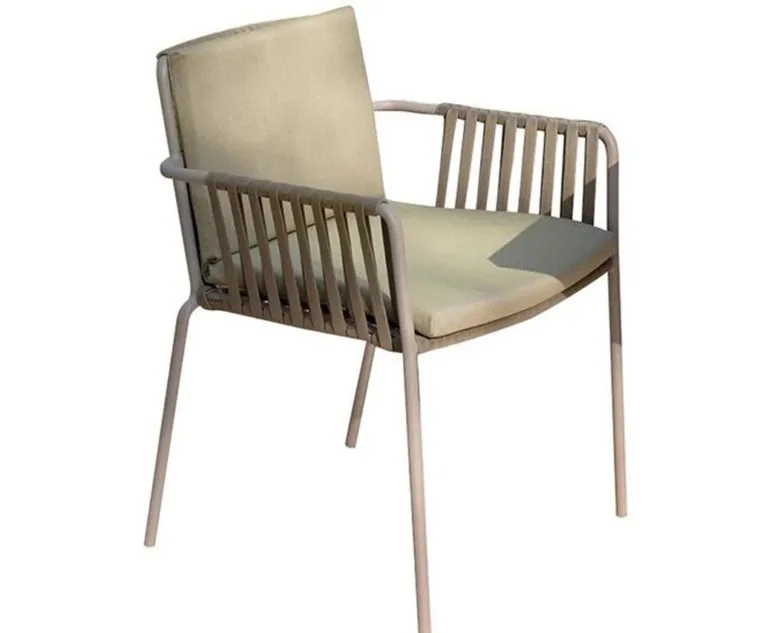 Outdoor Lounge Chair — Beige 01, front three-quarter product view
